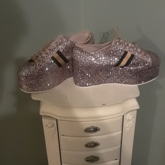 Shoes - Picture 4 of 4